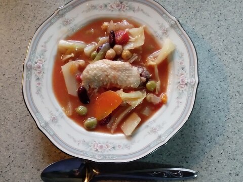 鶏手羽先と野菜のスープ